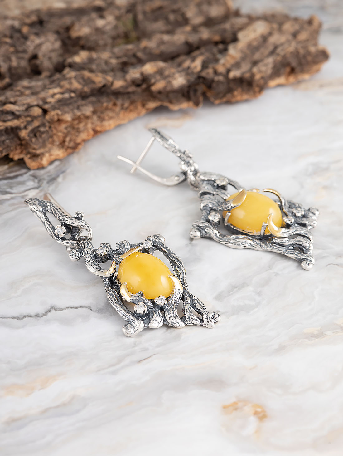 Err1103z Янтарь бел Серьги (Ag 925)