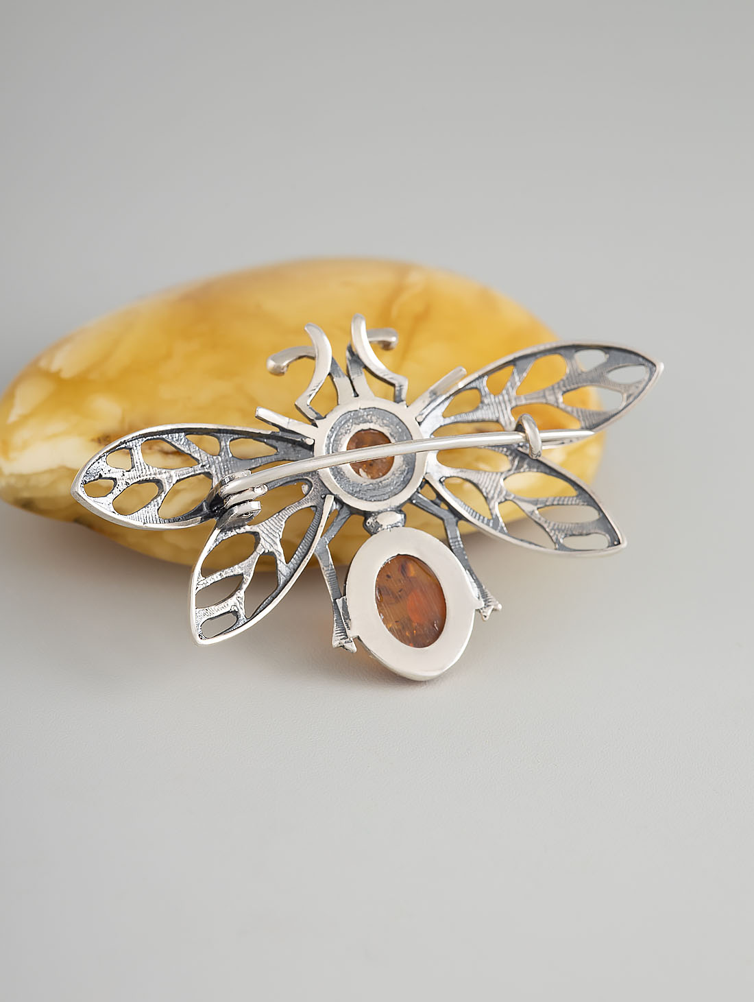 Brr1284z Янтарь кор Брошь (Ag 925)