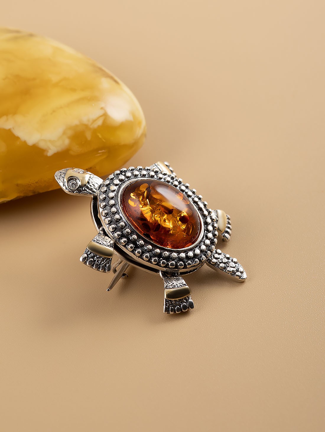 Brr1265z Янтарь кор Брошь (Ag 925)