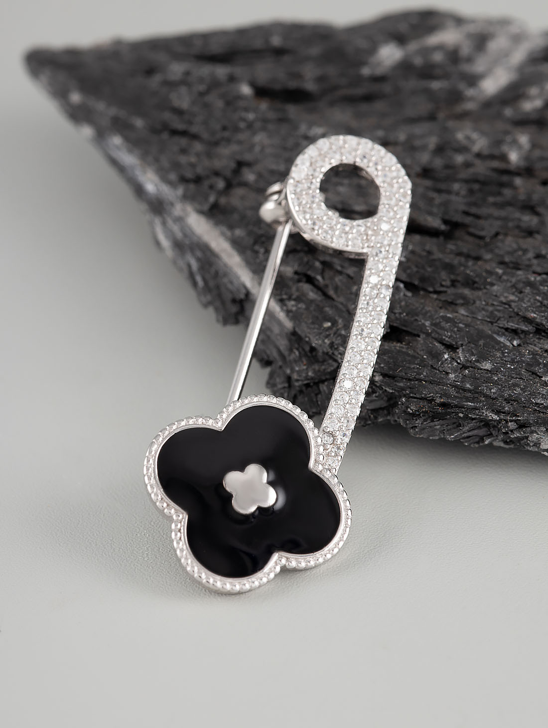 B00208r черн Брошь (Ag 925)