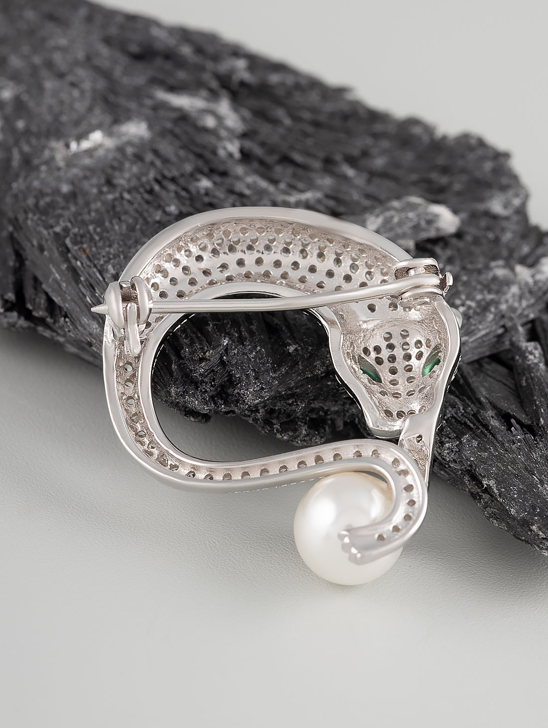 B00212r бел Брошь (Ag 925)