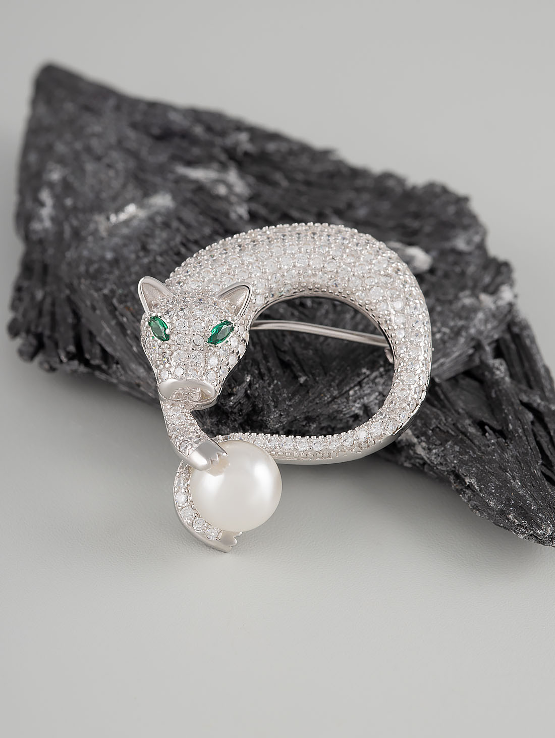 B00212r бел Брошь (Ag 925)