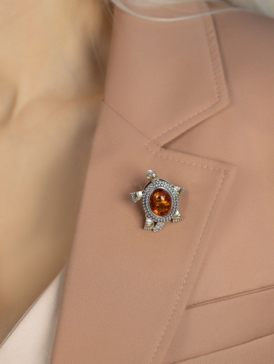 Brr1265z Янтарь кор Брошь (Ag 925)