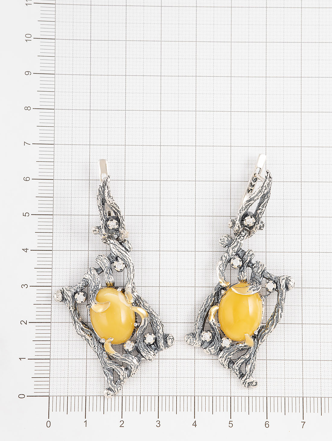 Err1103z Янтарь бел Серьги (Ag 925)