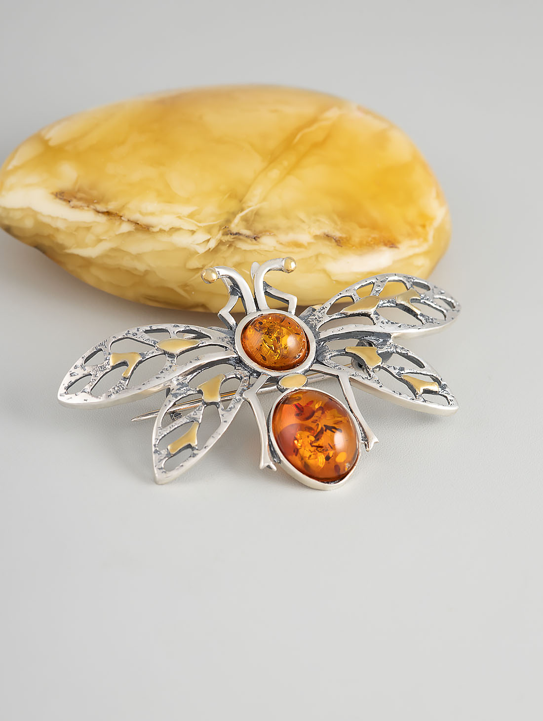 Brr1284z Янтарь кор Брошь (Ag 925)