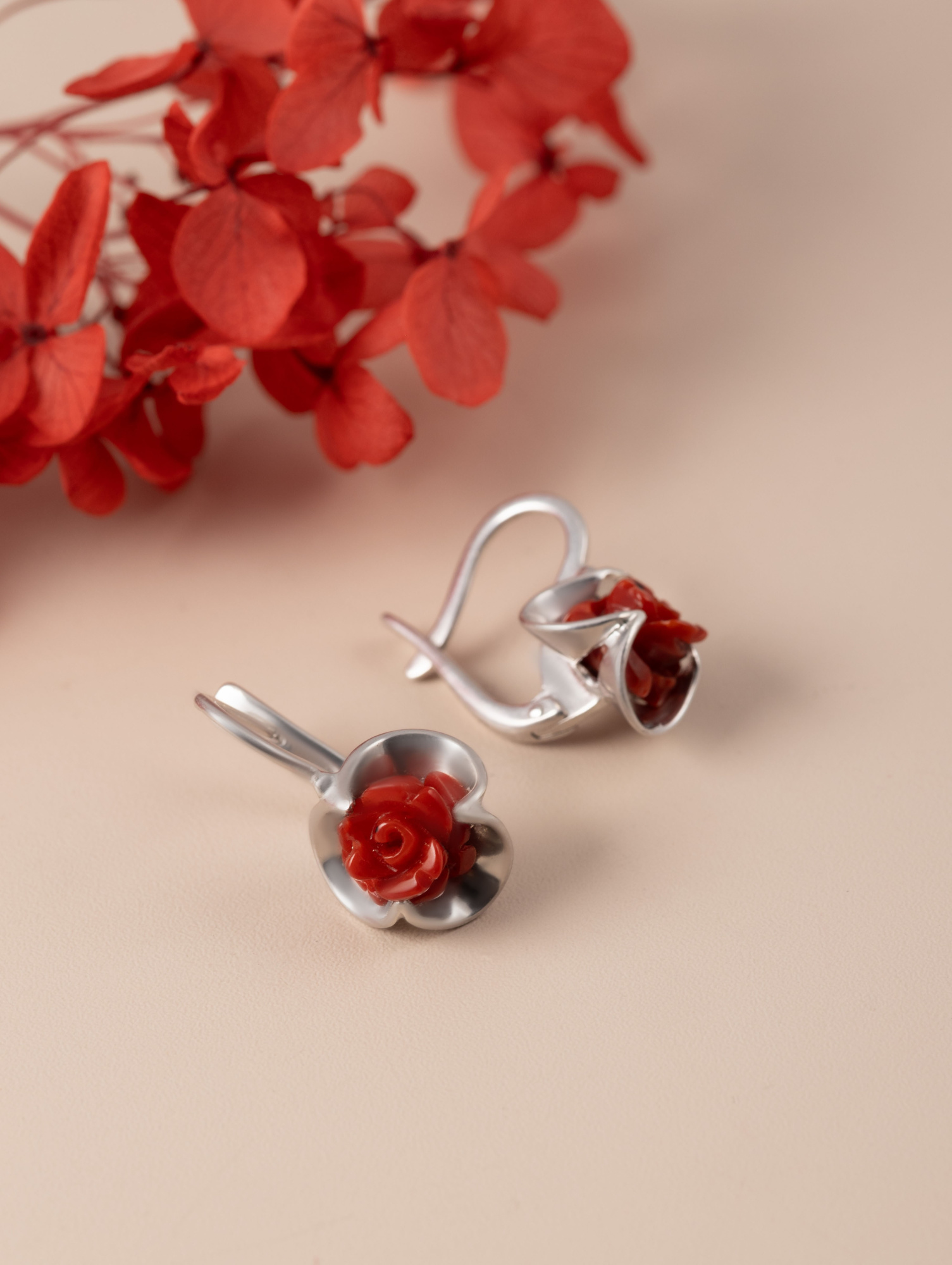 1274R Коралл узор крас Серьги (Ag 925)